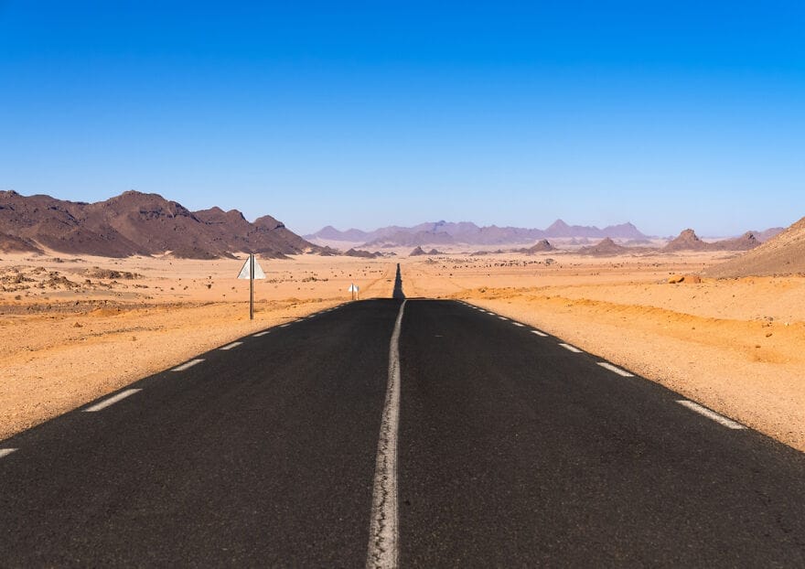 06 jalan beraspal di gurun afrika utara erg admer aljazair