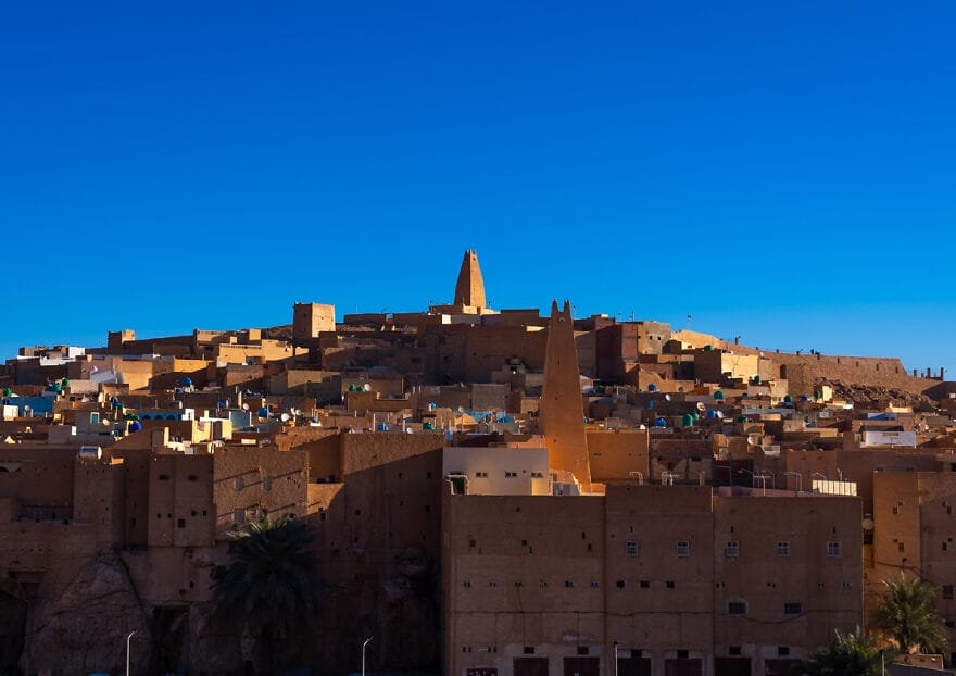 07 pemandangan kota tua dengan menara di atasnya afrika utara ghardaia aljazair