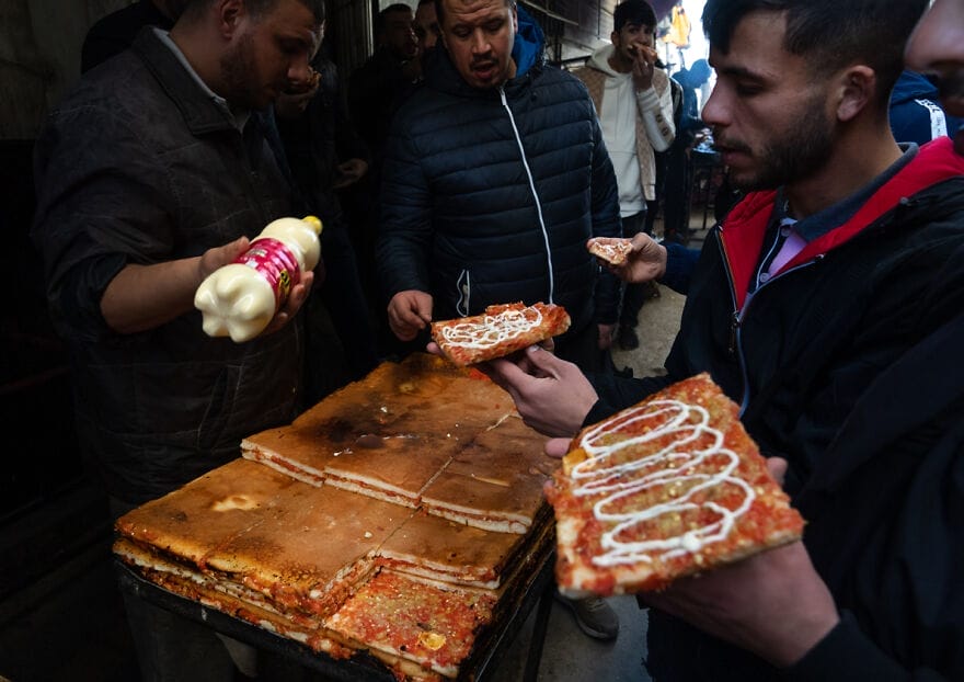 10 warga aljazair membeli pizza di souk el ghezel afrika utara constantine aljazair
