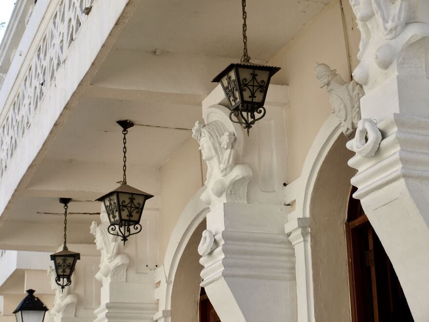 detail rumit pada patung dan lampu bangunan arsitek dan insinyur