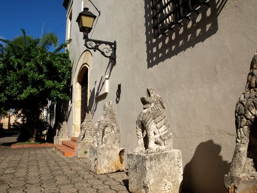 gargoyle batu di samping bangunan kolonial