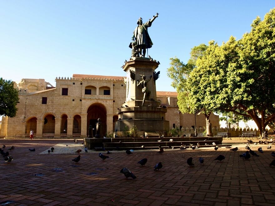 parque colon dengan catedral de santa maria la menor di latar belakang