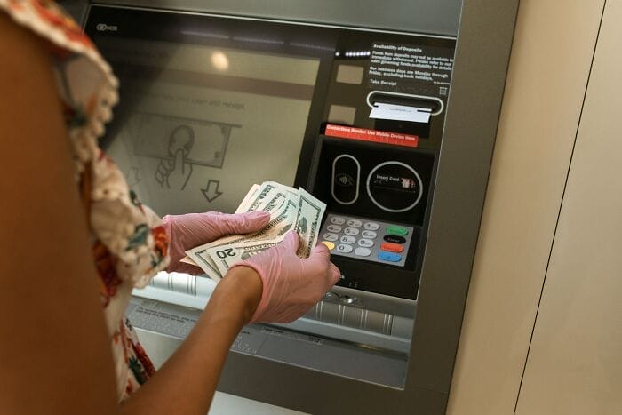 21 gunakan anjungan tunai mandiri atm secara bijak