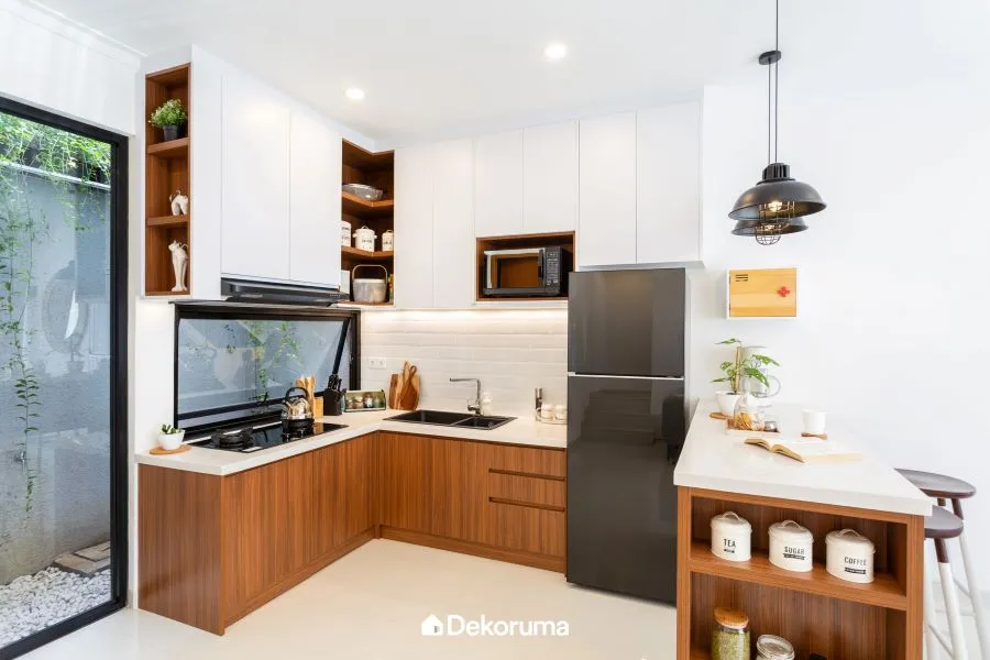 kitchen set dengan nuansa cokelat tua dan putih