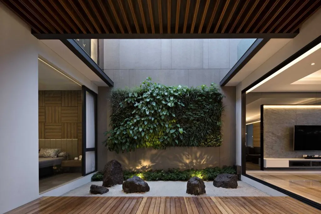 vertical garden di tengah rumah