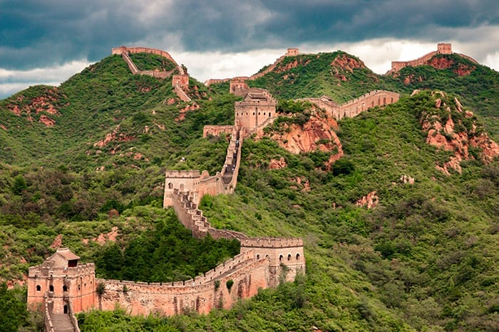 20 berjalan sepanjang tembok besar cina