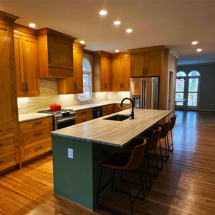 Dapur modern berwarna yang lega