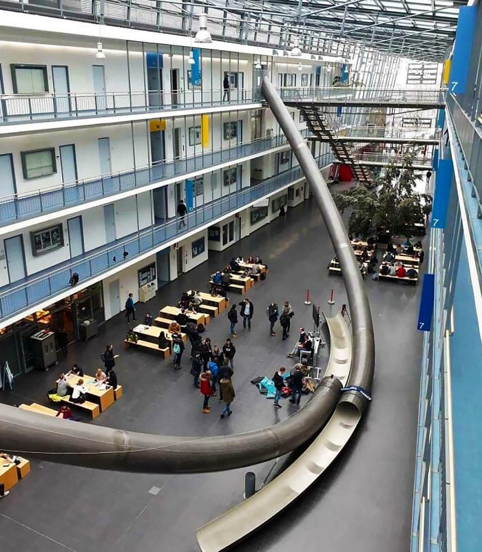 Universitas Teknik Munich, Jerman Memiliki Perosotan di Lantai 4 Jika Anda Tidak Ingin Menggunakan Tangga