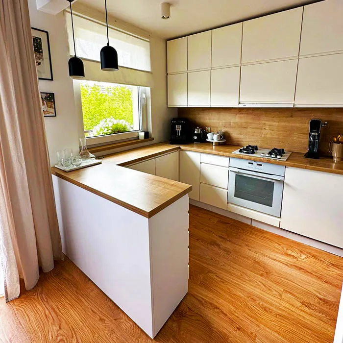 Dapur kecil yang nyaman dan cerah