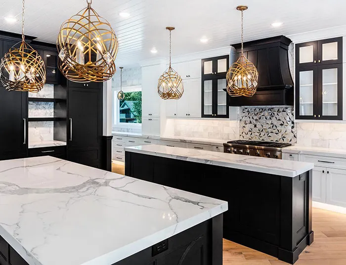 Dapur hitam putih dengan lampu cantik