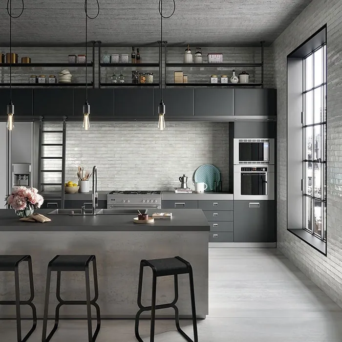 Dapur abu-abu yang luas dan bergaya industrial