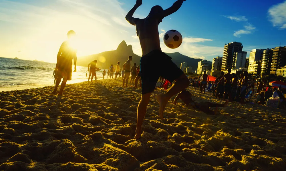 04 Bermain sepak bola di pantai di Brasil