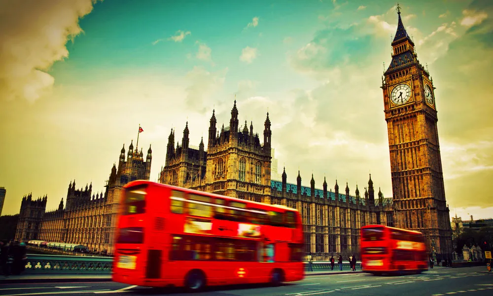 08 Bus merah dan Big Ben Istana Westminster