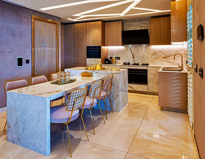 Dapur modern terang dengan bagian emas