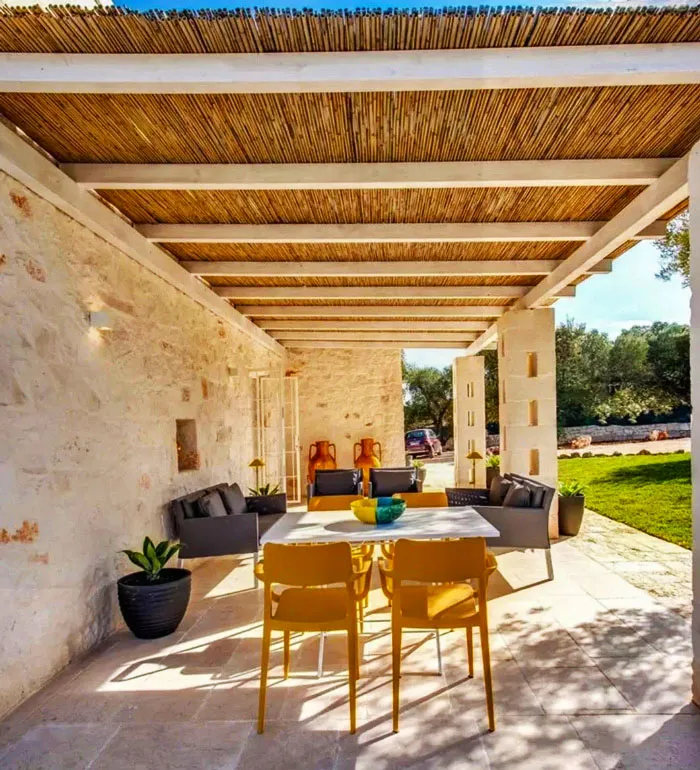 pergola terpasang yang terbuat dari jerami