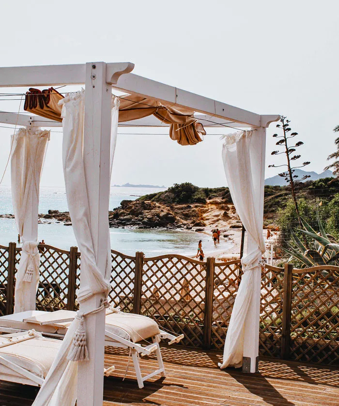 pergola pantai dengan tirai