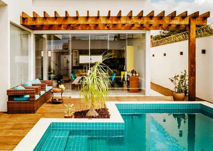 pergola pinggir kolam halaman belakang