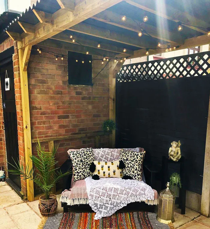 pergola atap logam sudut kecil