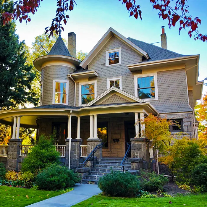 Gambar rumah dengan beranda depan. Kredit: Brett Wharton