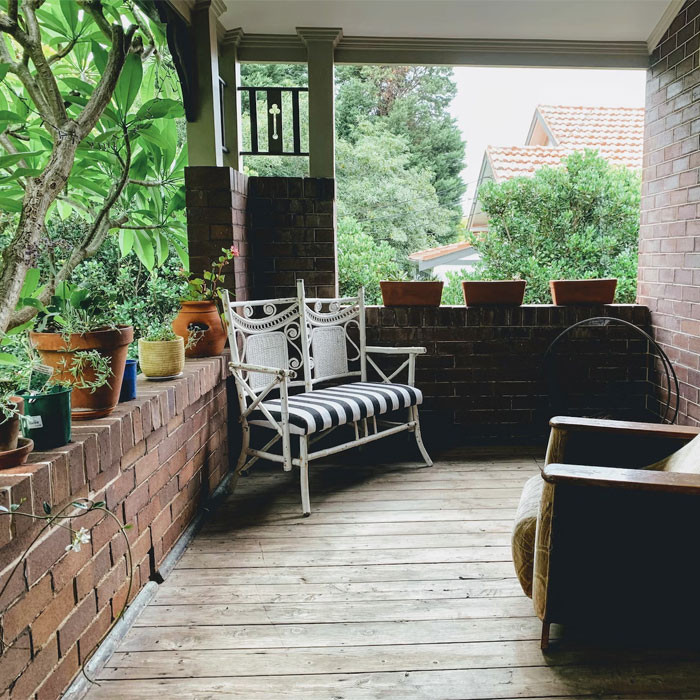 Beranda rumah dengan kursi goyang