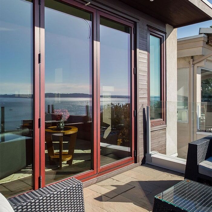 Rumah dengan pintu depan lipat dan perabotan