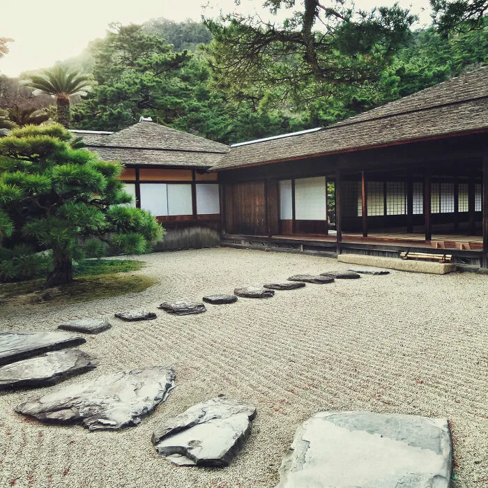 4 Rocks Showing The Way