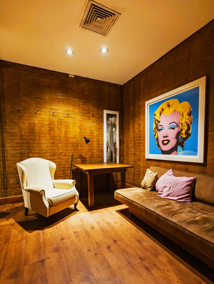 05 Exposed Brick Wall Interior Design to Display Art Pieces