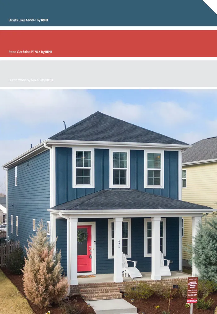 Rumah bercat biru dengan pintu merah
