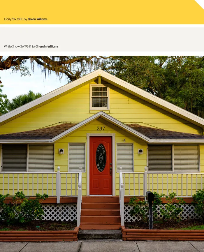 Rumah bercat kuning dengan pintu merah