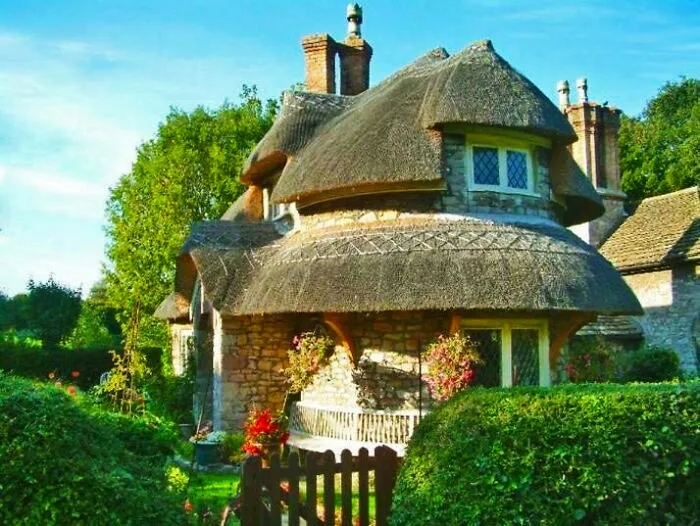 13 English Cottage With Thatched Roof