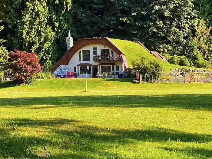 17 My In Laws Built An Earth Home Strait Out Of The Shire About 30 Years Ago. Still Holding Strong Today