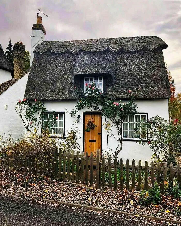 6 This Adorable Chapelbank Cottage Is Over 400 Years Old And Located In The Small Historic Village Bourn In South Cambridgeshire England