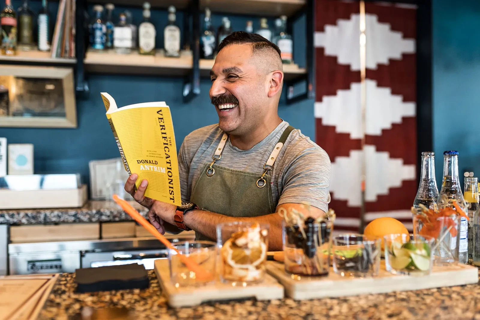 02 ilustrasi pria membaca buku