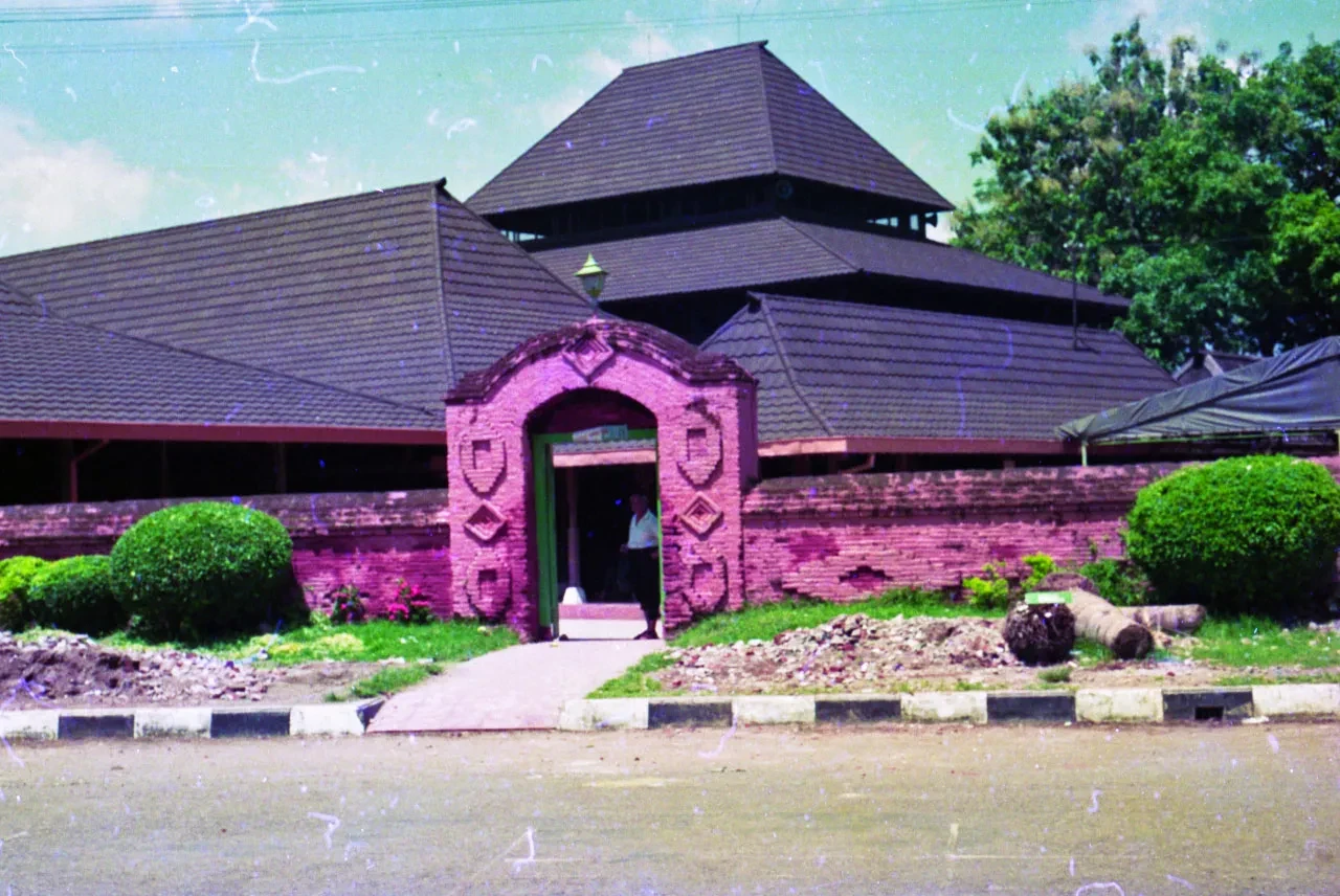 06 lawang sanga masjid agung cipta rasa