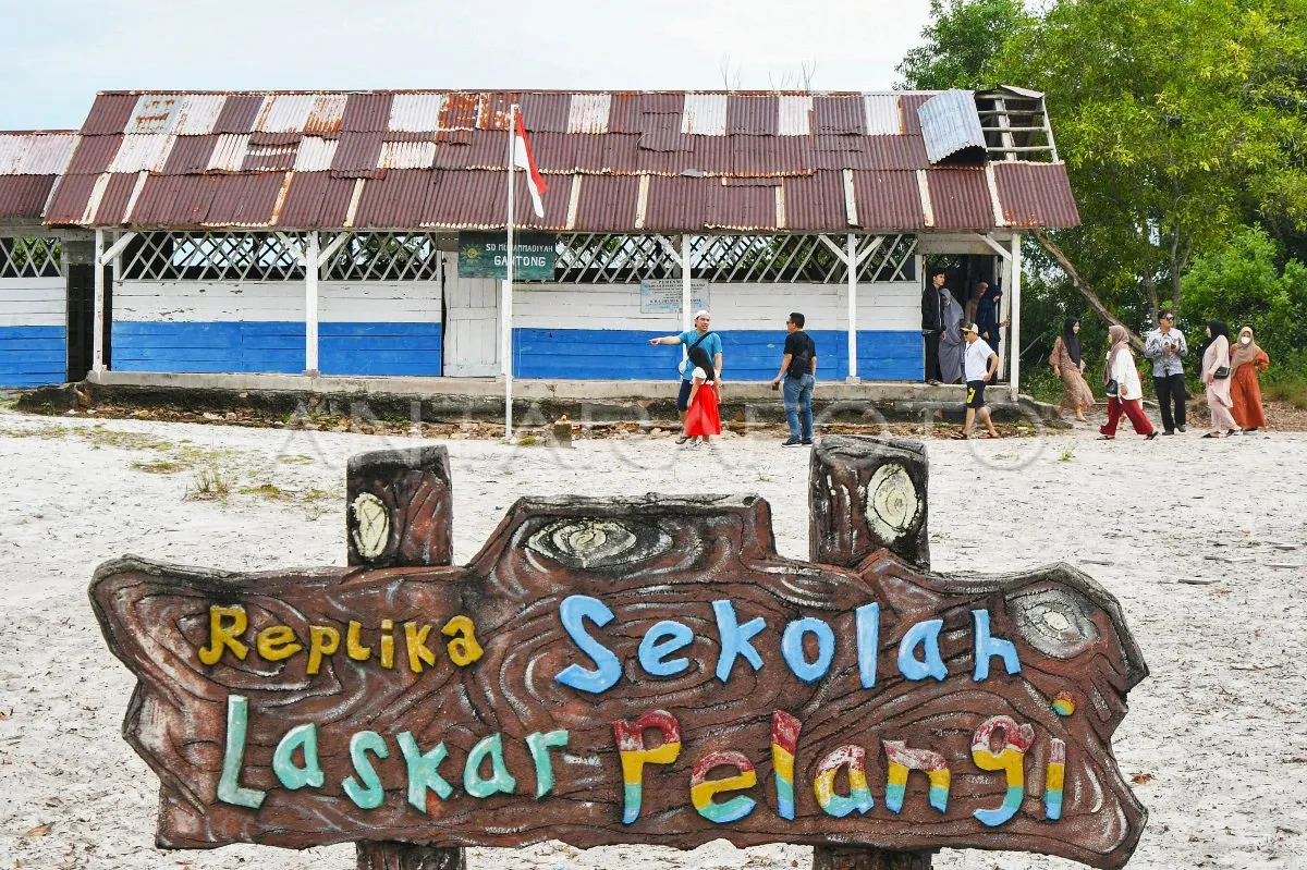 10 replika sekolah laskar pelangi
