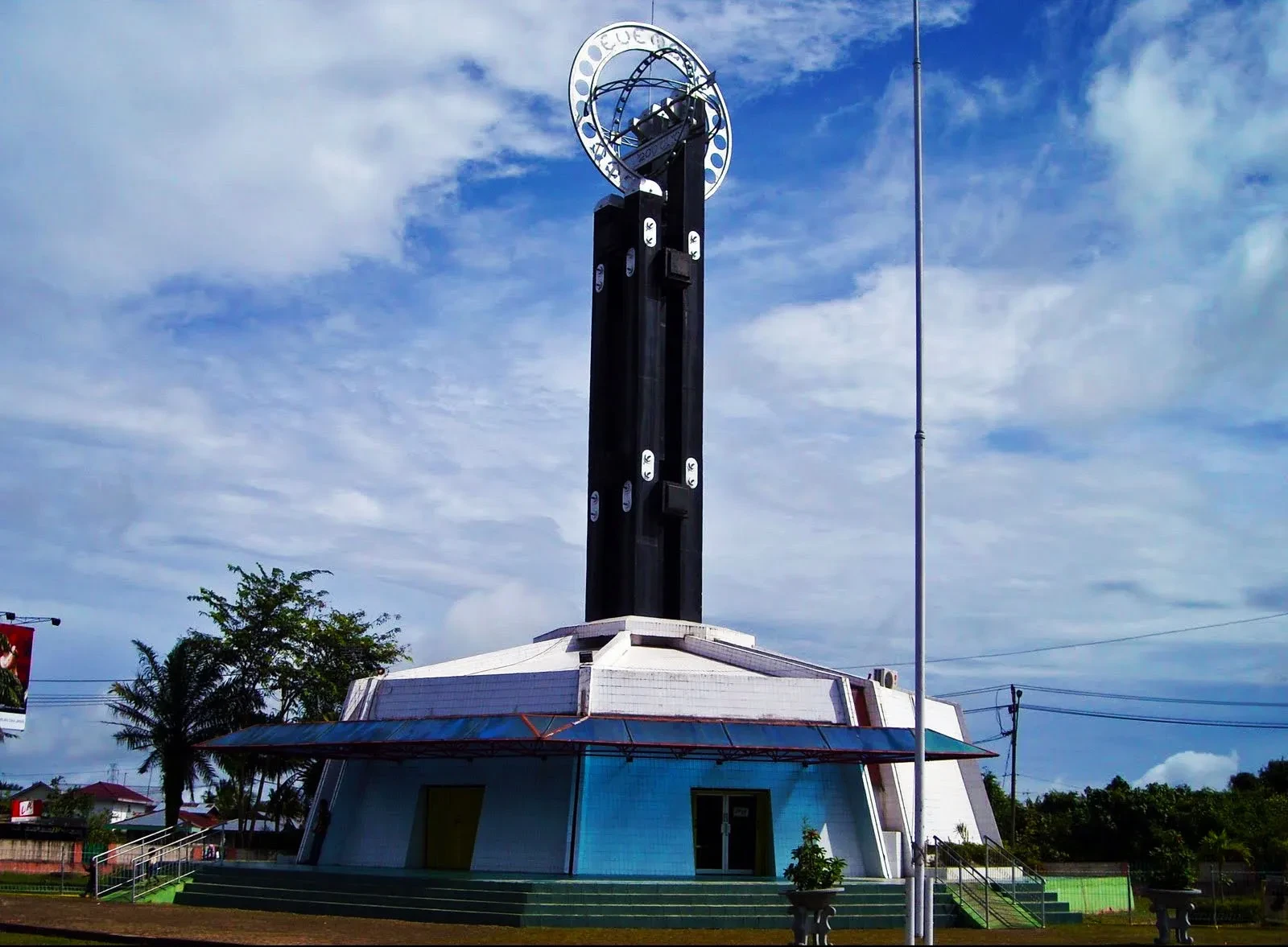 05 Tugu Khatulistiwa