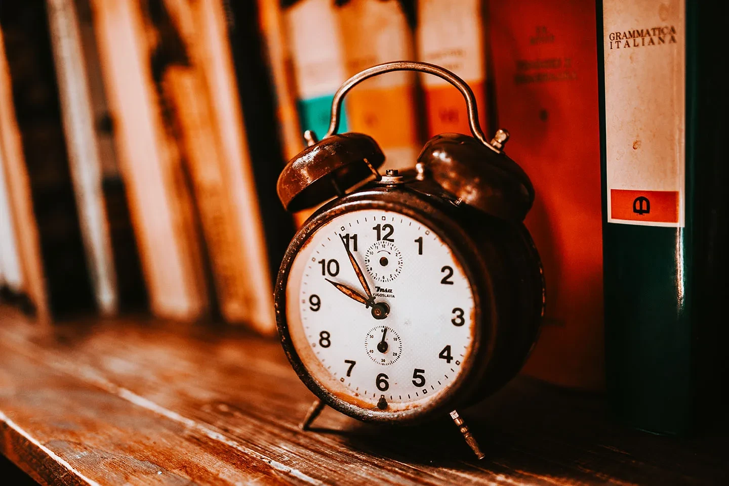 03 Old alarm clock on the bookshelf 50233824038