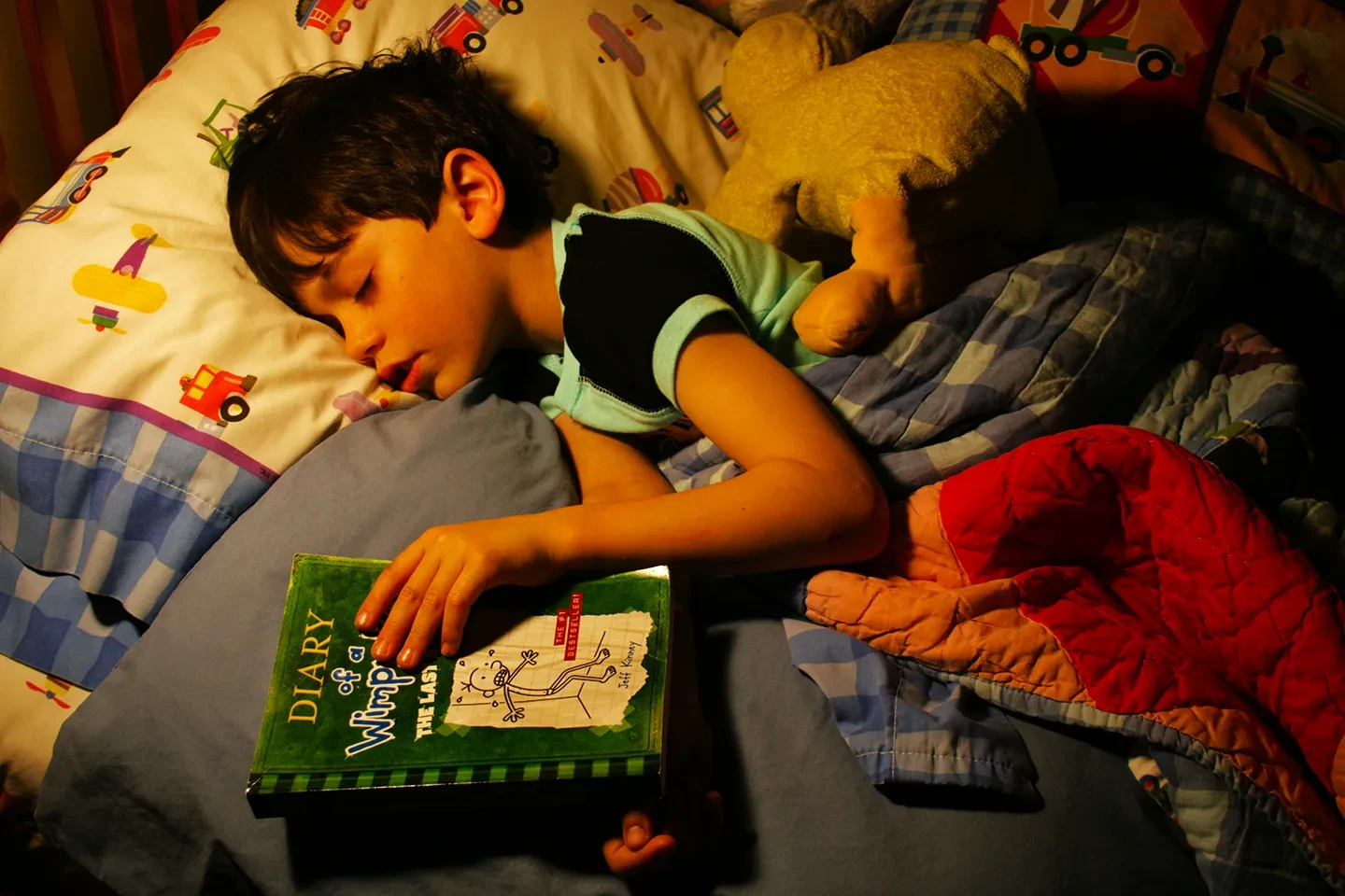 anak membaca di tempat tidur (tone hangat)