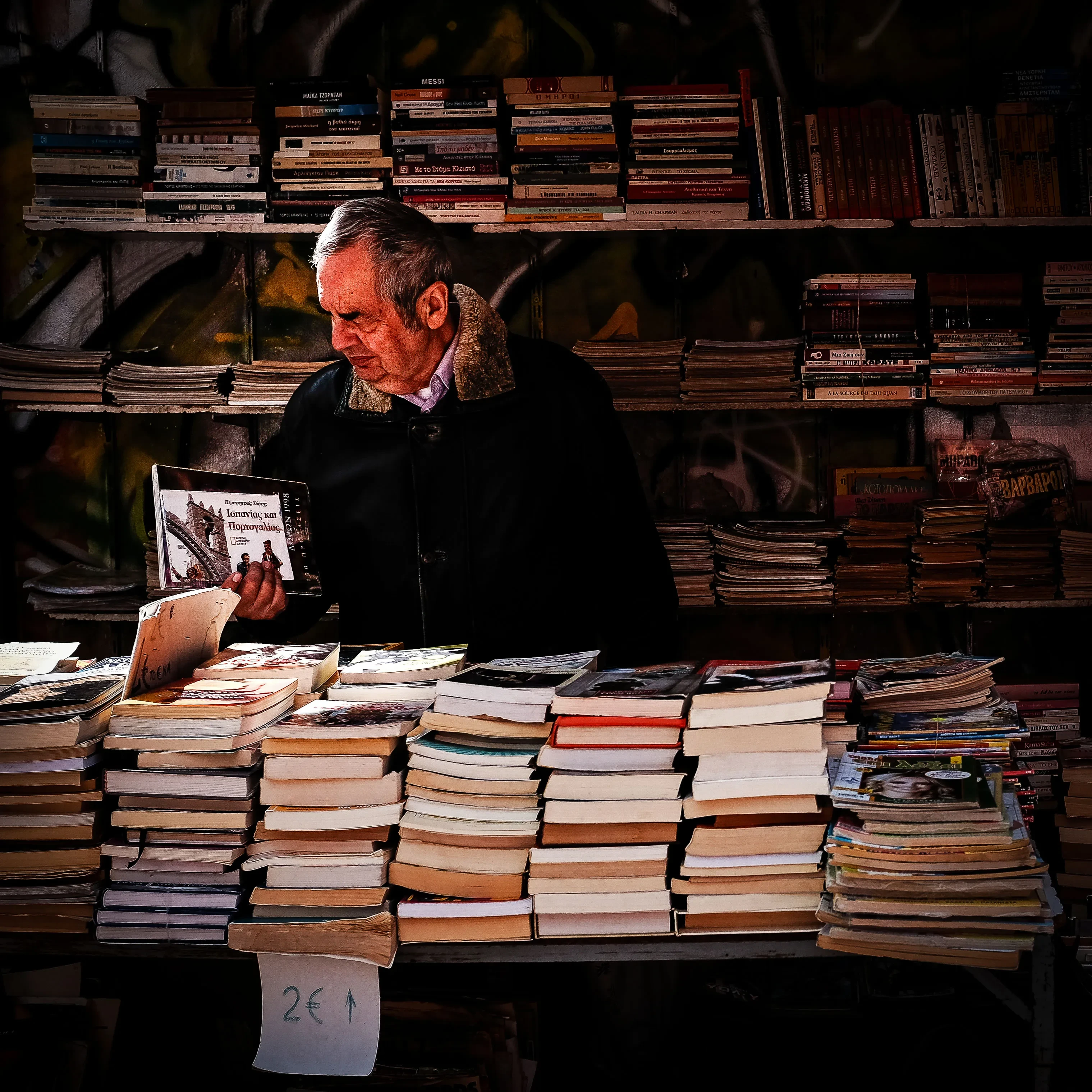 Pria lansia menelusuri buku di toko—narasi lifelong learning & pencegahan demensia.
