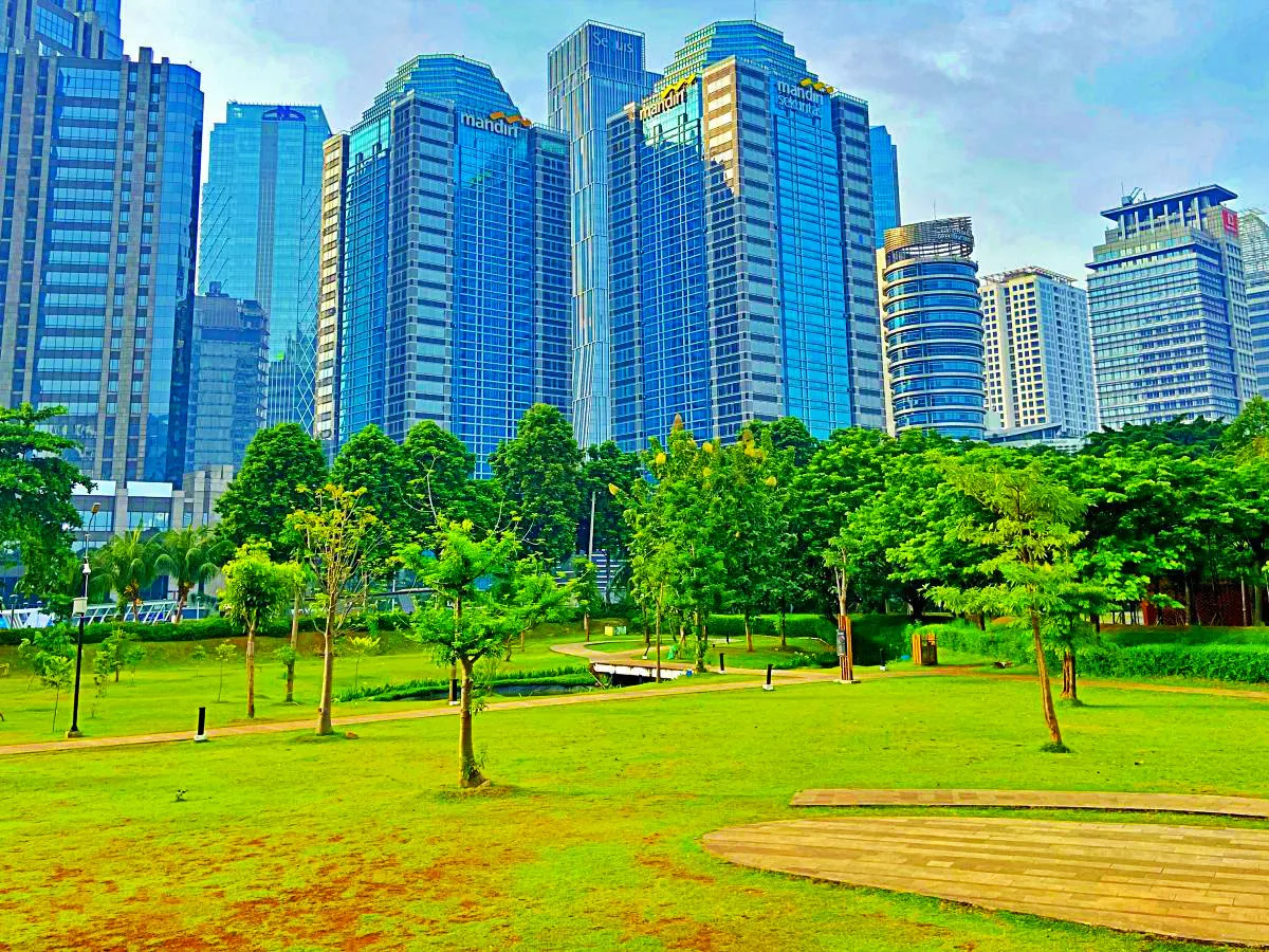 05 Suasana Hutan Kota GBK berlatar Hutan Gedung