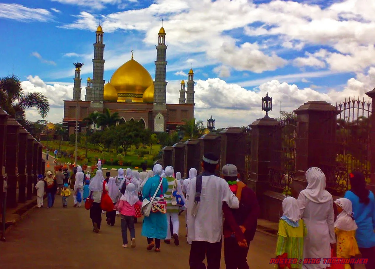 Keluarga berjalan menuju masjid untuk beribadah blogspot com