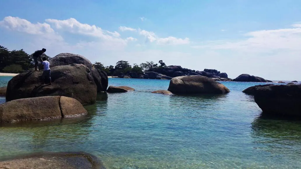 Batuan granit Pantai Tanjung Tinggi Belitung