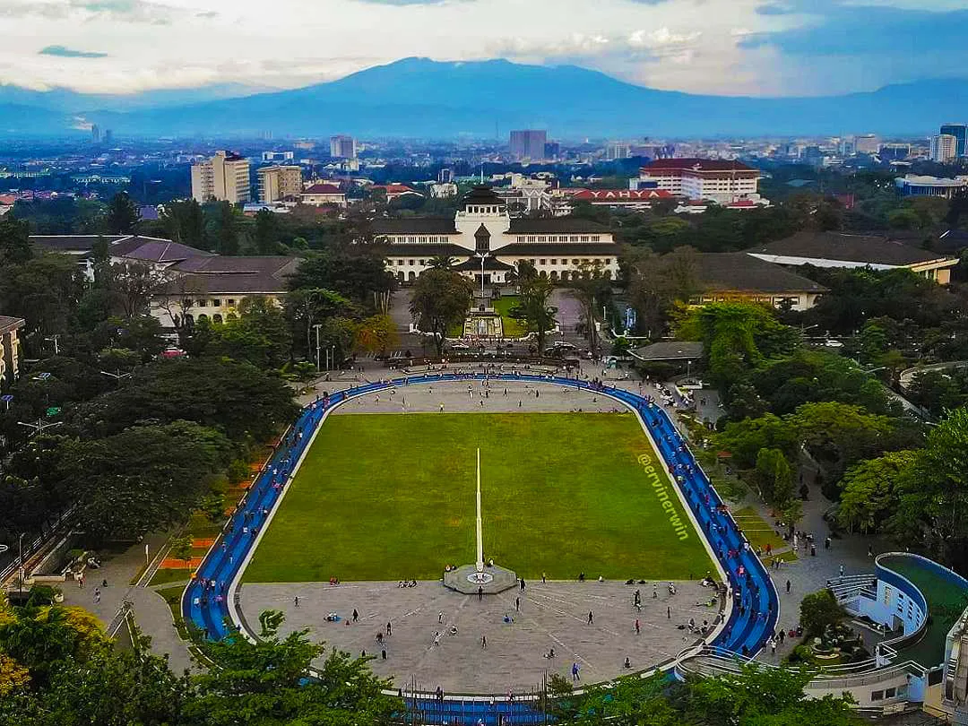 Pemandangan kota Bandung di sekitar Gedung Sate