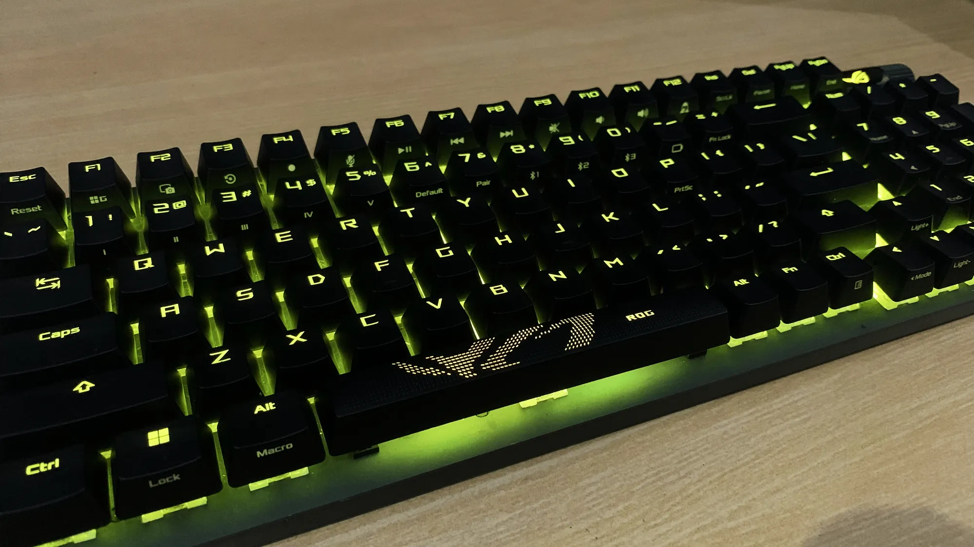 Tampilan dekat keyboard komputer modern sumber mediainformasi com