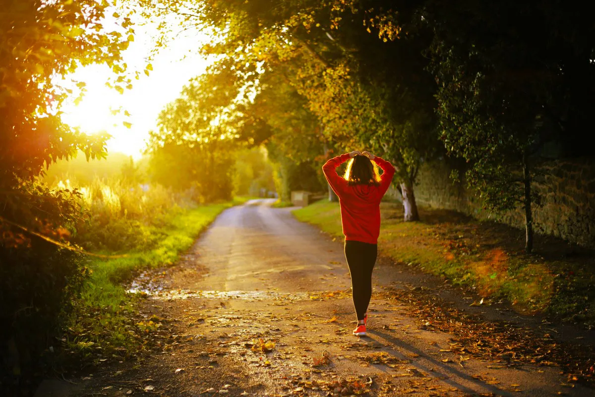 ilustrasi orang berjalan di bawah sinar matahari