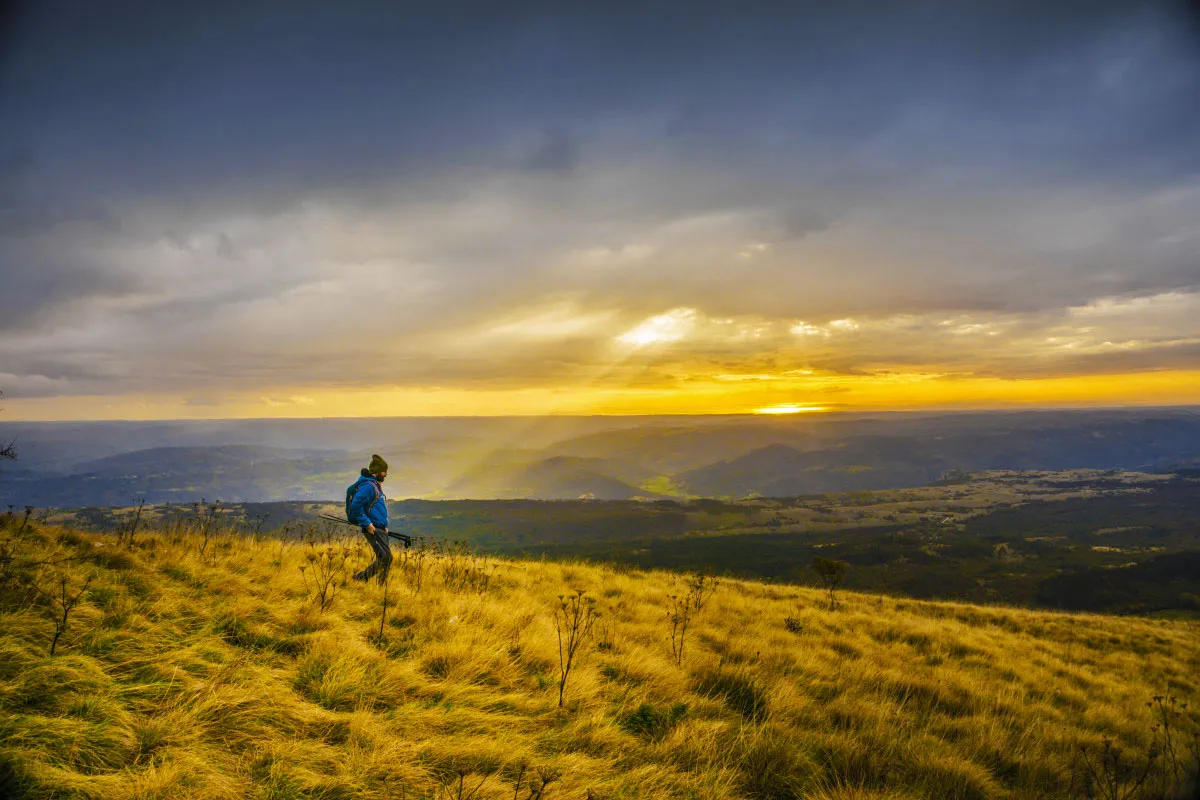 ilustrasi orang berjalan di bawah sinar matahari