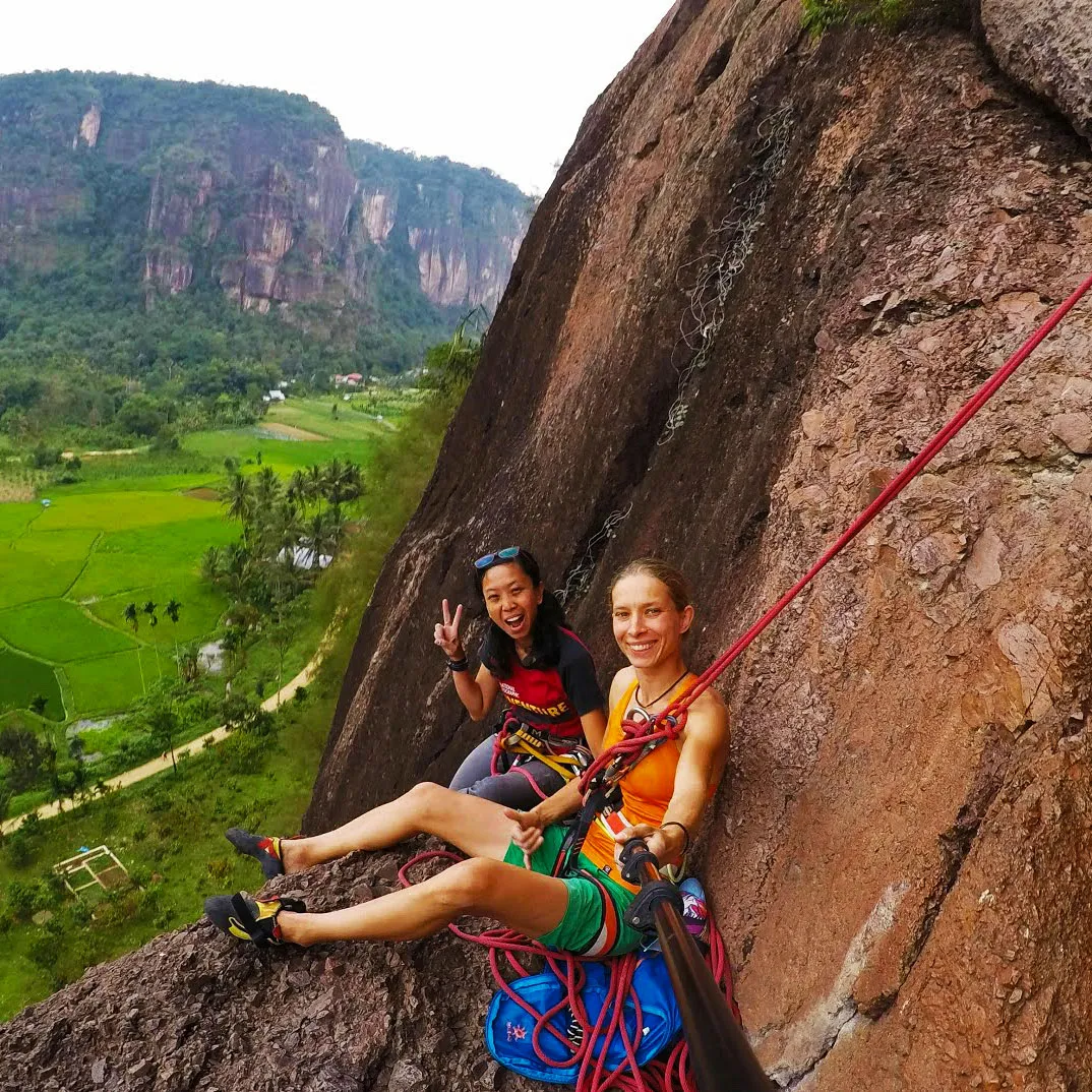 Ilustrasi Panjat Tebing di Lembah Harau, Sumatera Barat