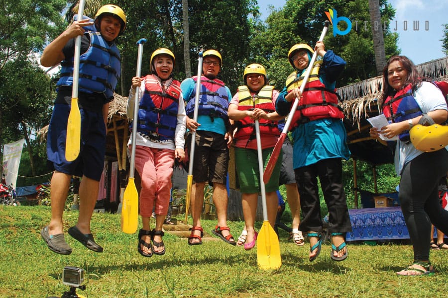 Ilustrasi Persiapan Arung Jeram (Rafting)