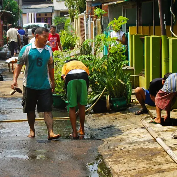 Warga kerja bakti membersihkan selokan depan rumah