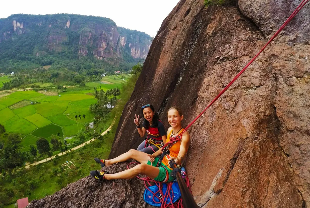 Ilustrasi Panjat Tebing di Lembah Harau, Sumatera Barat